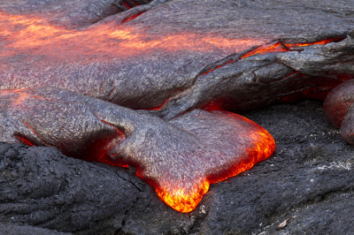 Un motivo di lava senza cuciture con pietre. Magma da roccia fusa